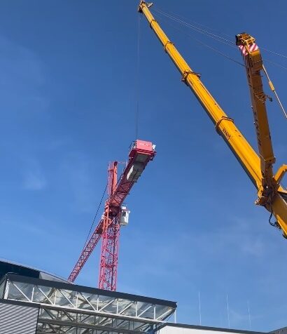 Loučení s červenými jeřáby na stavbě Horácké arény