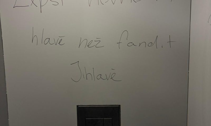 Výzva k respektu: Horácká aréna jako místo sportu, kultury a úcty.