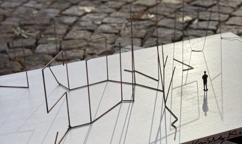 Zábradlí z legendárního Horáckého zimního stadionu znovu ožilo. V soše od Krištofa Kintery.