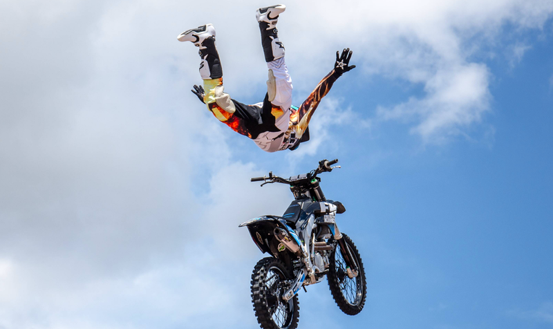 Robbie Maddison, hvězda freestyle motokrosu, přiveze 12. prosince do Jihlavy i své syny